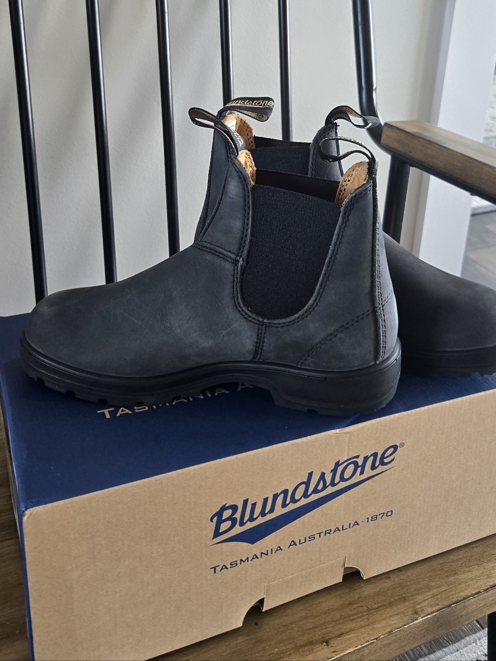 Blundstone Women's Classics #587 Chelsea Boots In Rustic Black - Picture 4 of 8